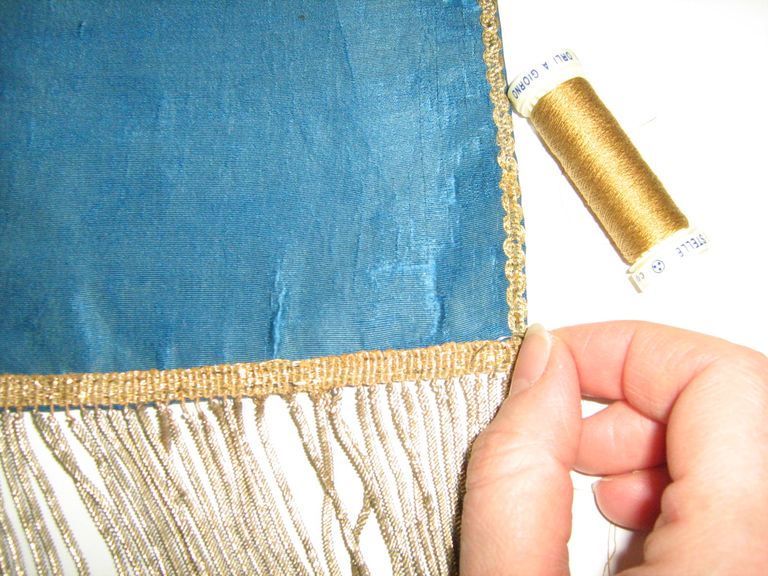 cucitura della frangia dopo il restauro